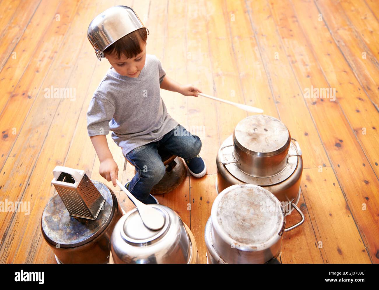 Rock pour enfants. Prise de vue d'un adorable petit garçon jouant sur des  casseroles et des poêles Photo Stock - Alamy