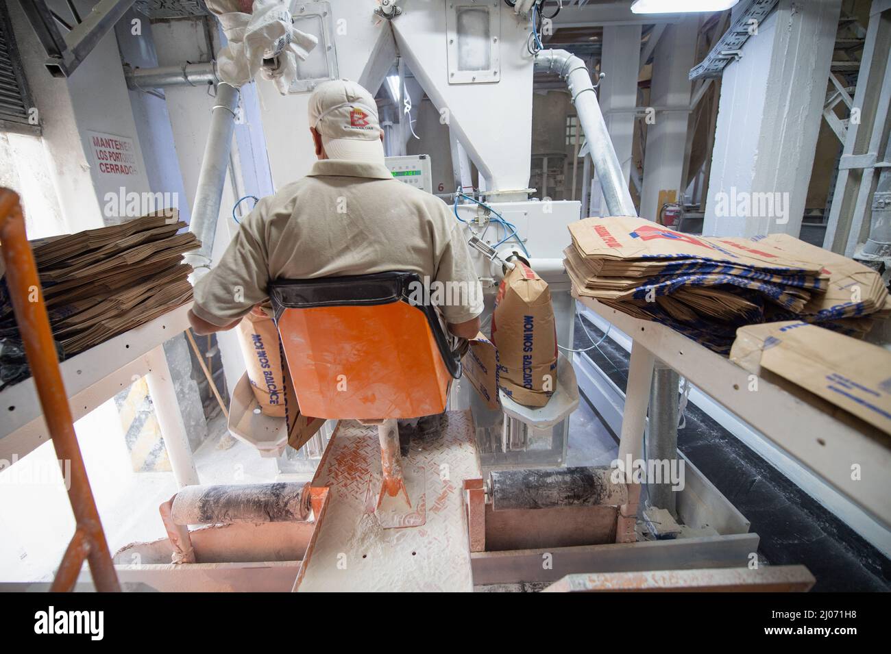 Balcarce, Argentine. 12th mars 2022. Un employé du moulin industriel 'Molinos Balcarce' remplit les sacs de papier de farine de blé. « La situation est difficile pour le moment en raison de la crise en Ukraine », déclare Perez Mesa, le directeur de l'usine. 'Les fluctuations de prix pendant la journée sont très élevées. Ainsi, les producteurs de blé attendent parce qu'ils n'ont pas besoin de vendre. Par conséquent, certaines autres moulins n'ont pas de blé. » Credit: Florencia Martin/dpa/Alay Live News Banque D'Images