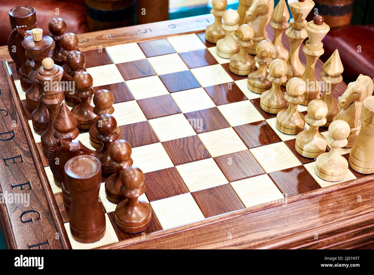 Échecs sur une table en bois d'époque Banque D'Images