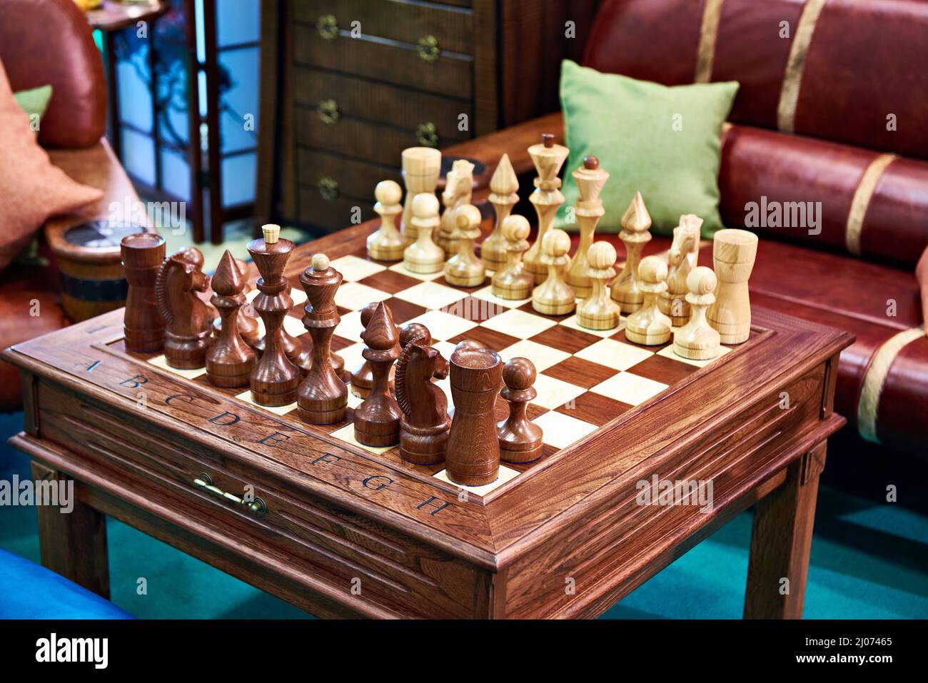 Échecs sur une table en bois d'époque Banque D'Images