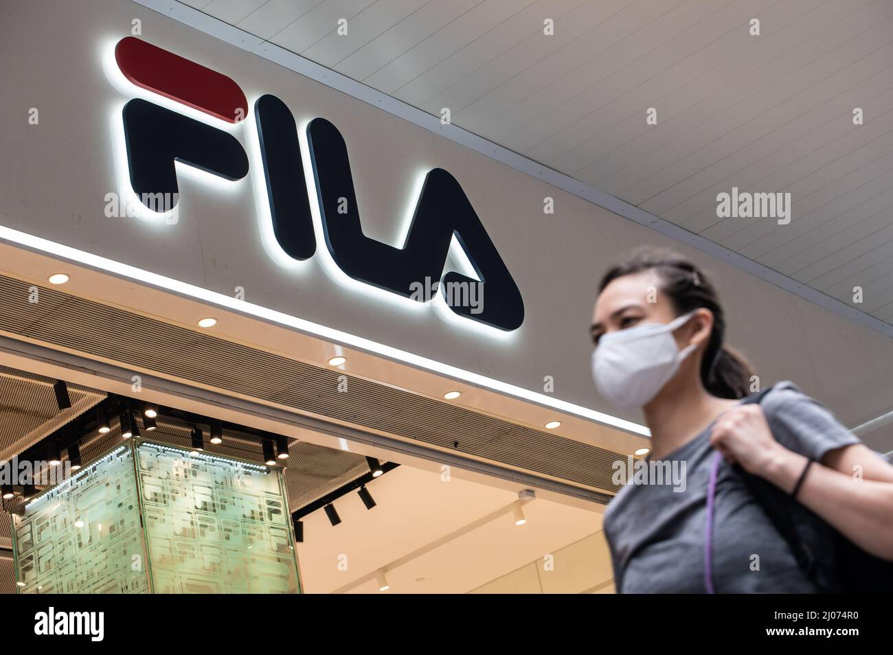 acuut Overstijgen Klagen Une femme portant un masque chirurgical se promène près d'un magasin de la  FILA dans le quartier central des affaires de Hong Kong. Selon l'analyse  économique du Gouvernement de Hong Kong, le