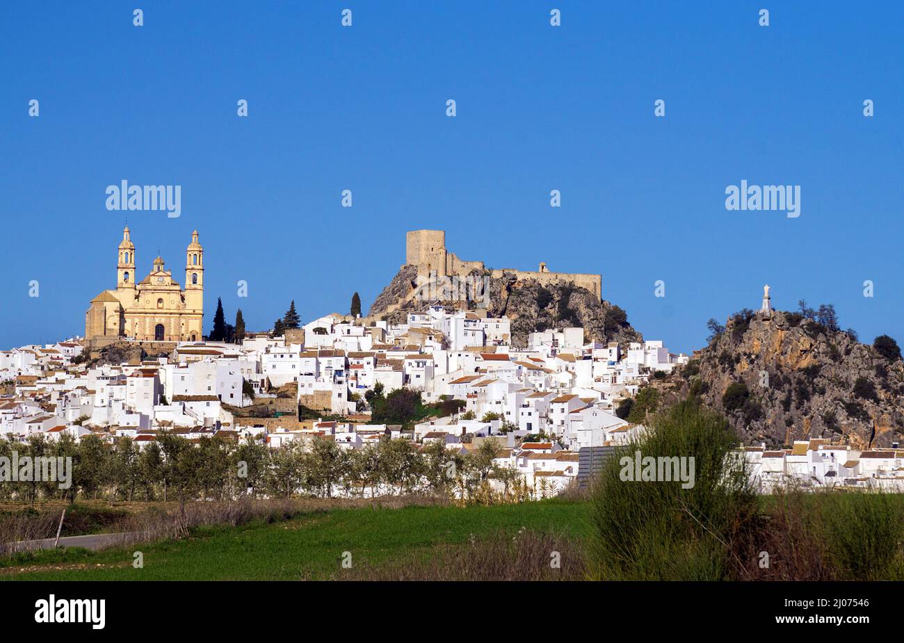 Le village blanc Olvera avec château et église Nuestra Señora de la Encarnacion, Olvera, pueblo blanco, province de Cadix, Andalousie, Espagne Banque D'Images