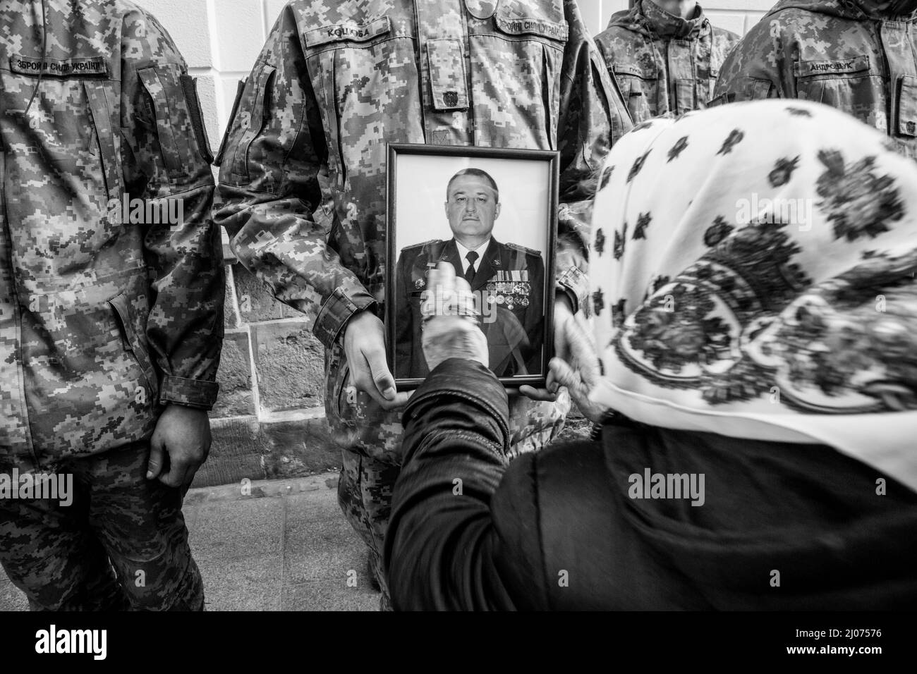 Lviv, Ukraine. 15th mars 2022. Lviv, Ukraine. 15 mars 2022. Une cérémonie funéraire a lieu à l'église des plus Saints Apôtres Pierre et Paul à Lviv pour quatre soldats ukrainiens tués lors d'une attaque russe sur un centre d'entraînement militaire à Yavoriv, dans l'ouest de l'Ukraine. L'attaque qui a eu lieu tôt dimanche sur la base militaire aurait tué au moins 35 personnes. Les funérailles ont été suivies par des parents des quatre soldats ainsi que par un grand nombre de civils et de soldats qui ont respecté les victimes (Credit image: © Louai Barakat/IMAGESLIVE via ZUMA Press Wire) Banque D'Images