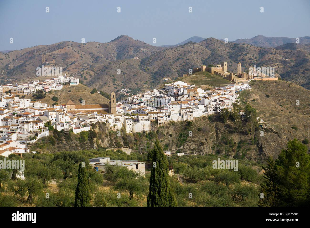 Le village blanc Alora avec le château arabe, Alora, pueblo blanco, province de Malaga, Andalousie, Espagne Banque D'Images