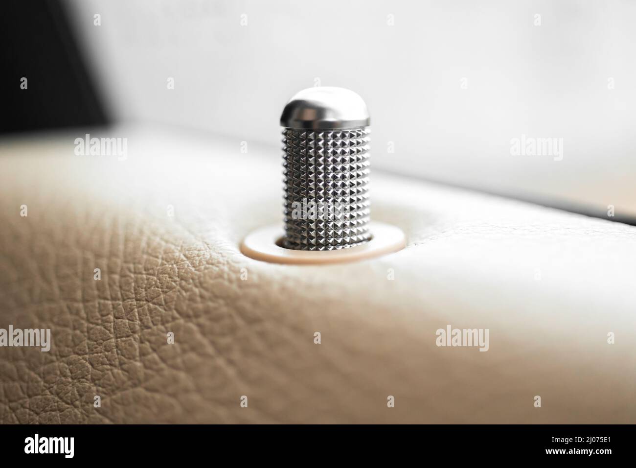 Verrouillage automatique des portes, bouton de verrouillage de la porte de  voiture à l'intérieur d'une voiture de luxe vue rapprochée Photo Stock -  Alamy