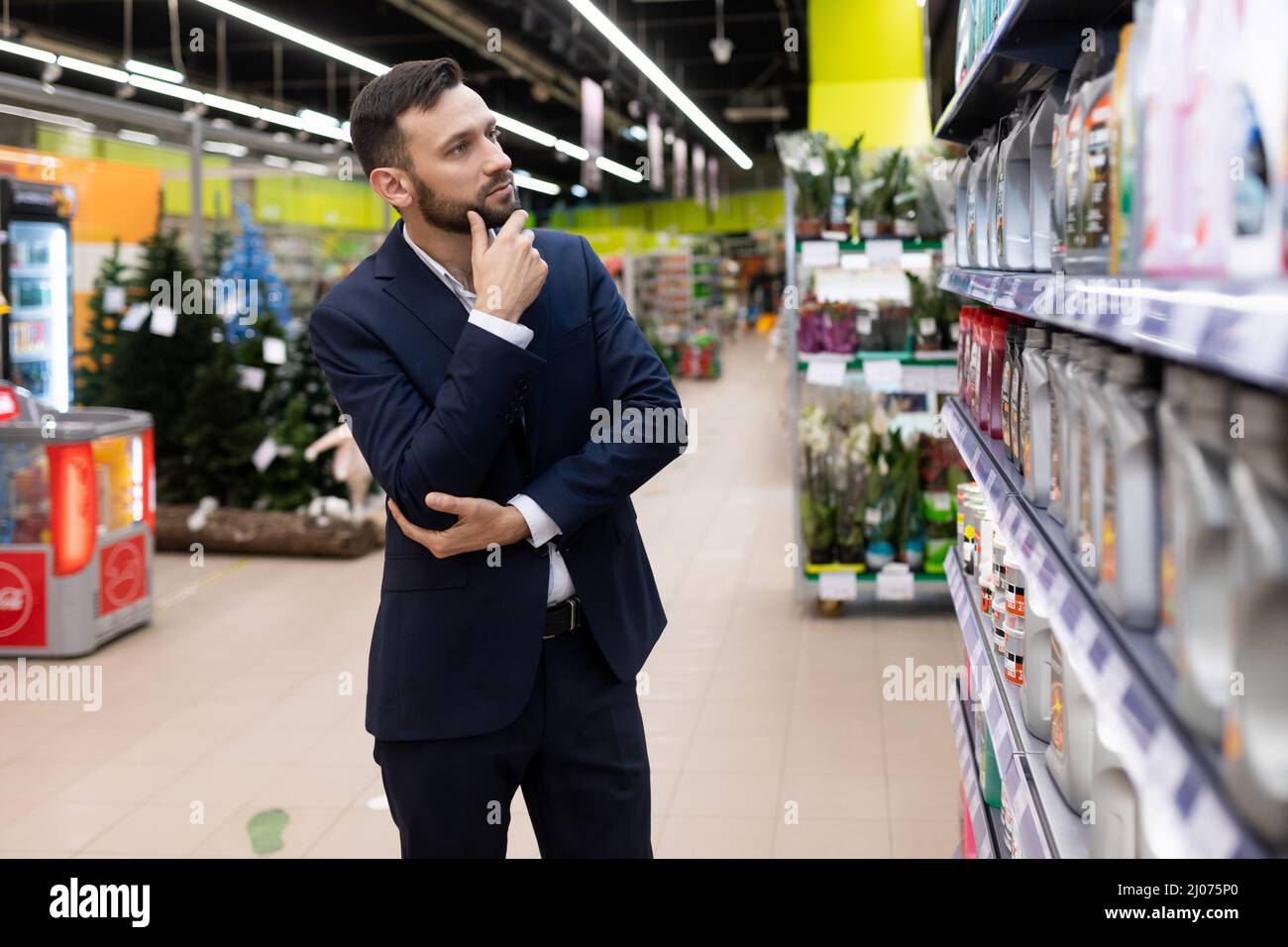 l'homme choisit l'huile moteur pour sa voiture Banque D'Images