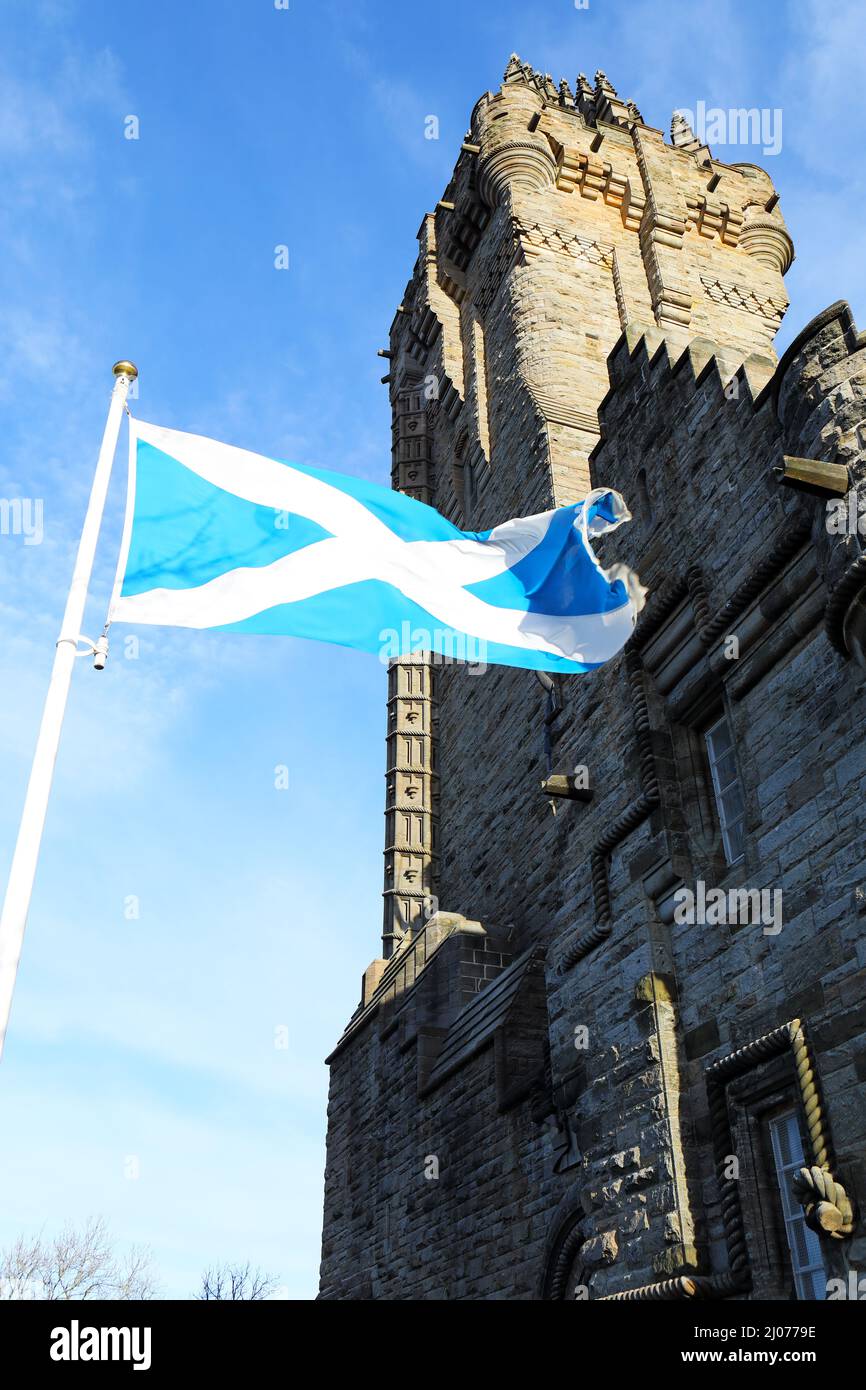 Le Monument Wallace à Stirling, avec le saltire écossais volant devant lui, a été construit pour commémorer Sir William Wallace Banque D'Images