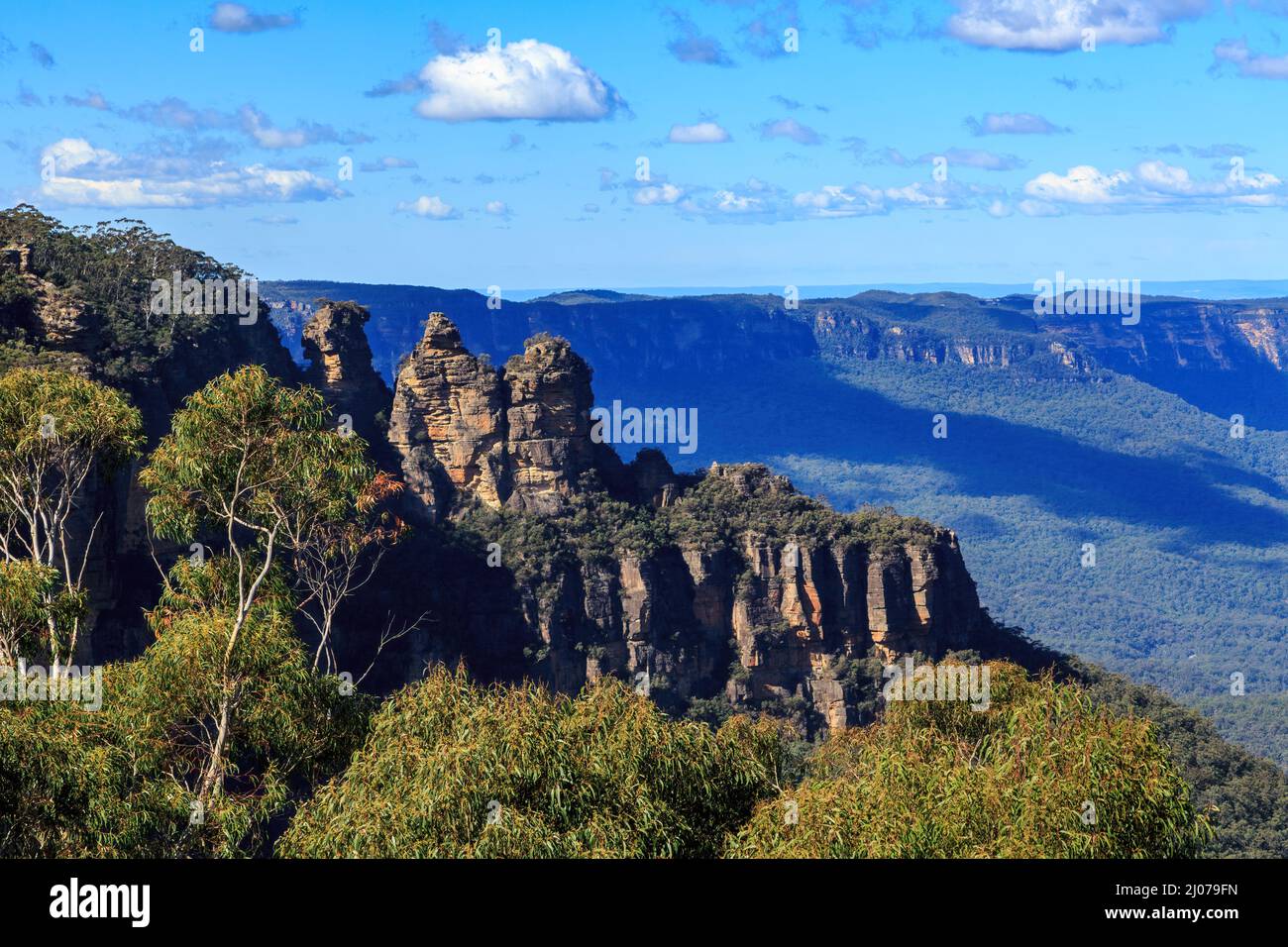 La célèbre formation rocheuse des « trois Sœurs » dans les Blue Mountains, en Australie, entourée d'eucalyptus Banque D'Images
