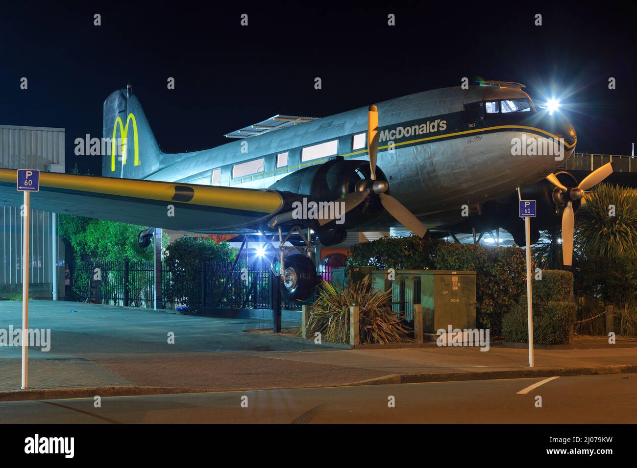 Taupo, Nouvelle-Zélande. L'avion « MacDonald's », un avion de ligne historique Douglas DC-3 relié à un restaurant McDonald's. Banque D'Images