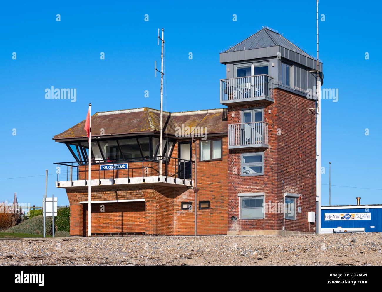 Tour de garde-côtes H.M. au bord de mer à Littlehampton, West Sussex, Angleterre, Royaume-Uni. Pris en 2022 après le travail effectué sur le côté droit du bâtiment. Banque D'Images