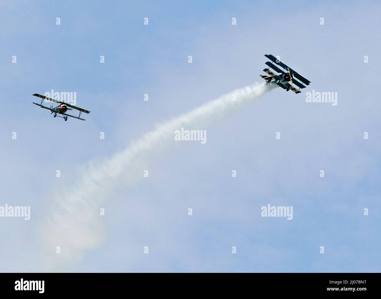 Reencaissement de combat canin de la Guerre mondiale 1 au salon aérien de Sopwith Camel et Fokker Triplane au Royaume-Uni. Banque D'Images