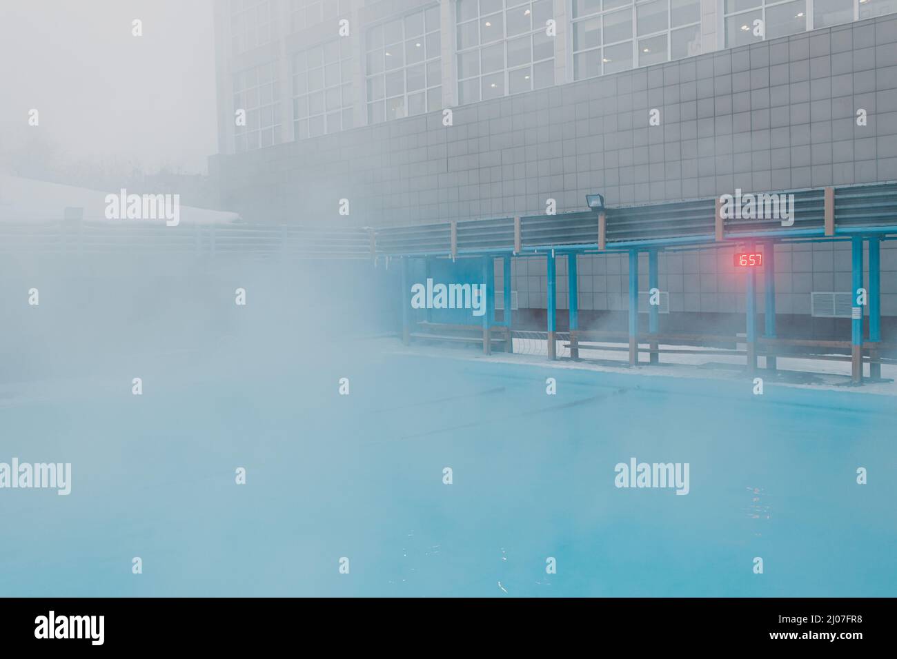 Piscine ouverte en hiver avec brouillard. Concept de santé géothermique en plein air. Banque D'Images