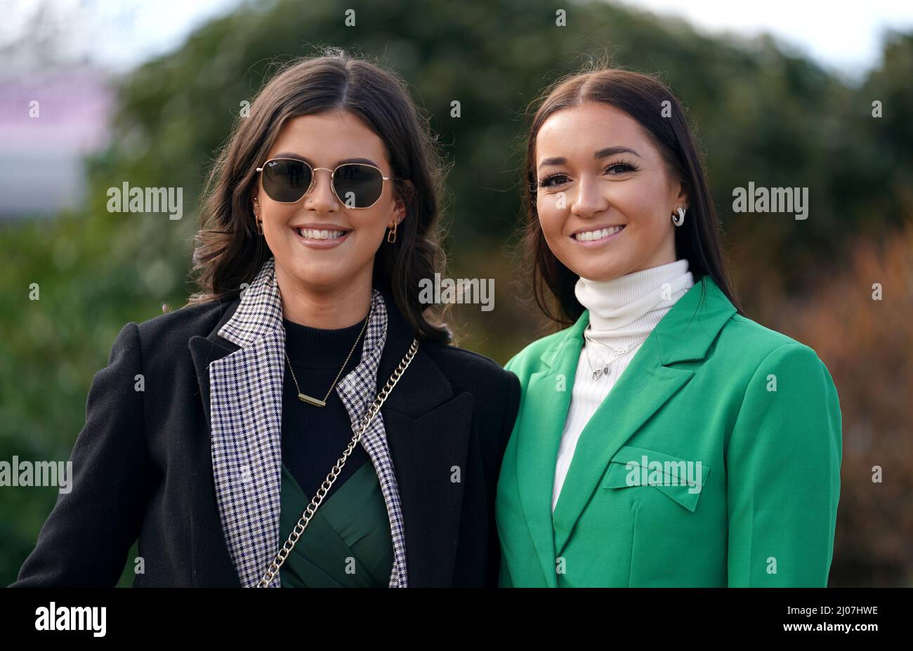 Chloe Kiely (à gauche) et Colette Keon du comté de Kildare en Irlande, vêtu de vert pour célébrer la Saint-Patrick, arrivant pour la troisième journée du Cheltenham Festival à l'hippodrome de Cheltenham. Date de la photo: Jeudi 17 mars 2022. Banque D'Images