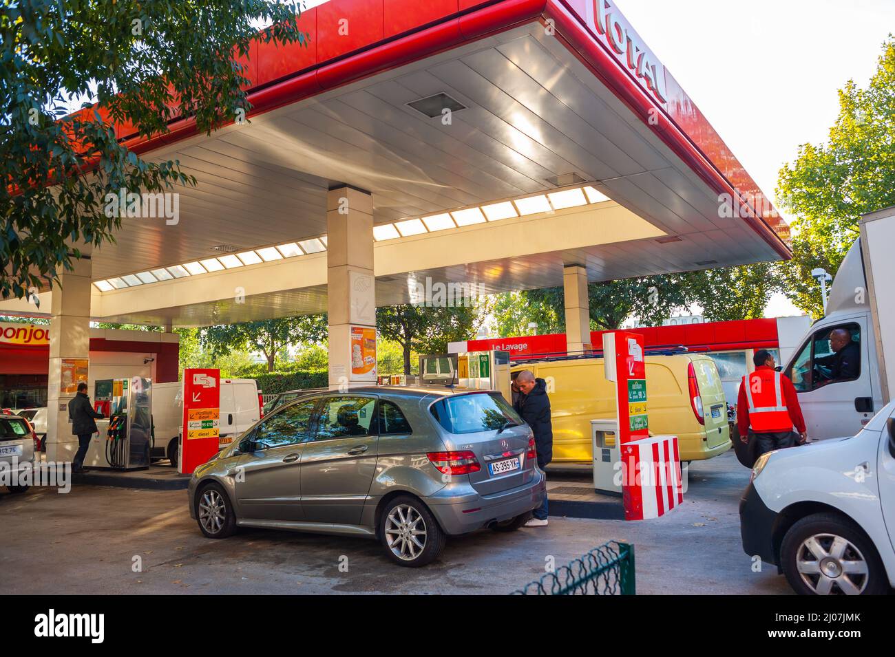 Paris, France, Station-service française, alignement de voitures, achats de panique, En raison des grèves nationales contre la réforme de la retraite du gouvernement, cela a causé des pénuries d'essence Banque D'Images