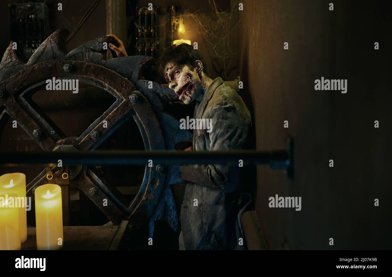 Scène d'horreur avec homme zombie poignardé Banque D'Images
