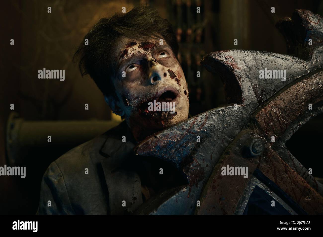 Scène d'horreur avec homme zombie poignardé Banque D'Images