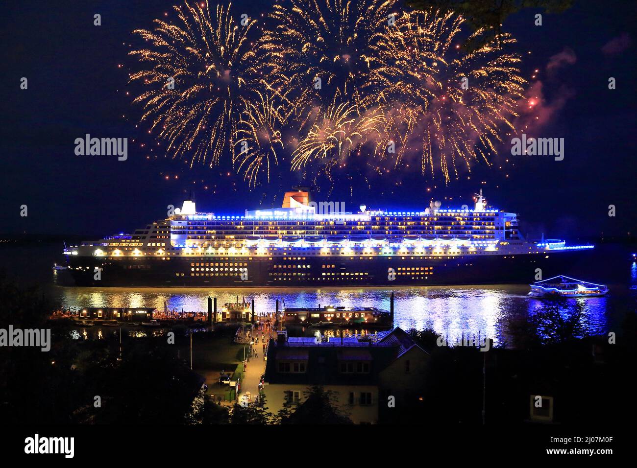 Queen Mary 2 BEI der Vorbeifahrt in Blankenese Hamburg mit Feuerwerk am12.08.2018 Banque D'Images