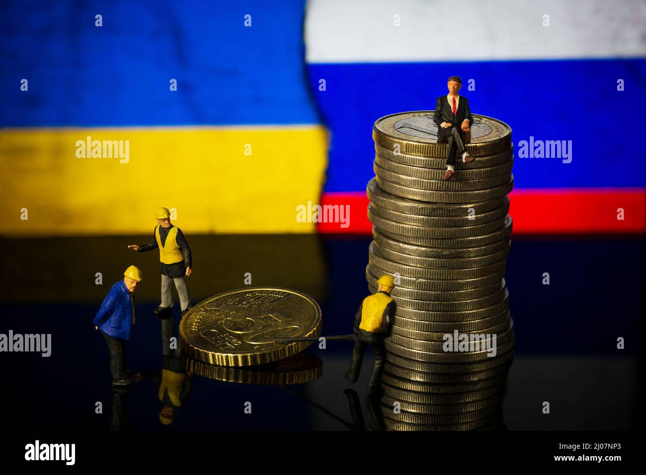 Concept de l'inflation due à l'invasion russe de l'Ukraine personnes miniatures. Banque D'Images