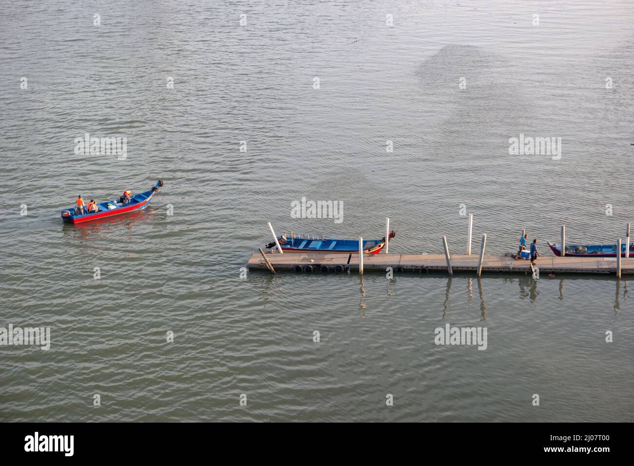 Seberang Perai, Penang, Malaisie - Circa Jun 2018: Vue aérienne de dessus vers le bas bateau de pêche quitter la jetée. Banque D'Images