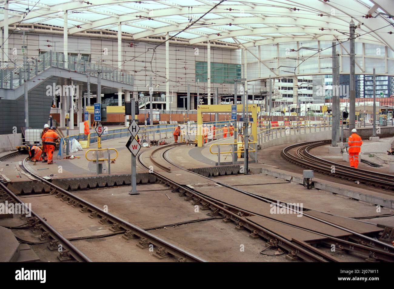 Manchester, Royaume-Uni - 2021 : travaux d'ingénierie sur l'arrêt de tramway Manchester Victoria. Banque D'Images