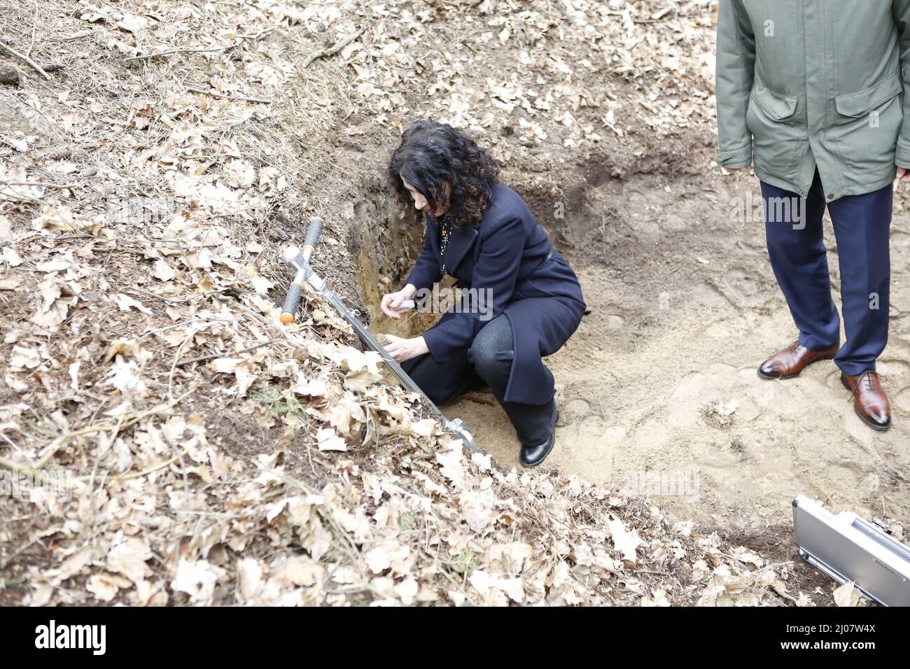 Allemagne, Berlin, 03/16/2022.le sénateur berlinois pour l'environnement, la mobilité, les consommateurs et la protection du climat, Bettina Jarasch et le ministre fédéral de l'alimentation et de l'Agriculture, CEM Özdemir ont ouvert la troisième étude des sols dans la forêt par une cérémonie symbolique révolutionnaire. Banque D'Images