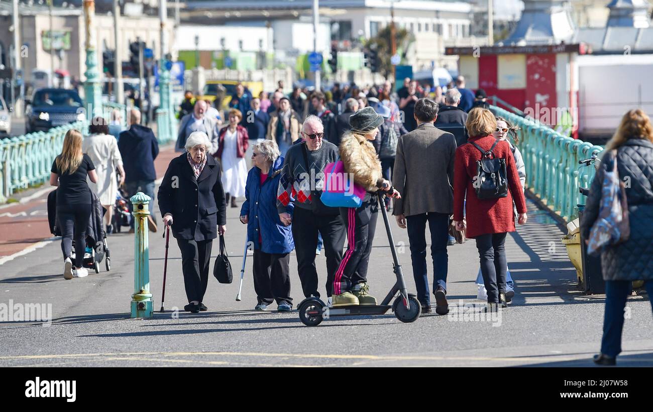 Brighton UK 17th Mars 2022 - les visiteurs apprécient le soleil de printemps sur le front de mer et la plage de Brighton comme le temps chaud est prévu pour la Grande-Bretagne au cours des prochains jours : Credit Simon Dack / Alay Live News Banque D'Images