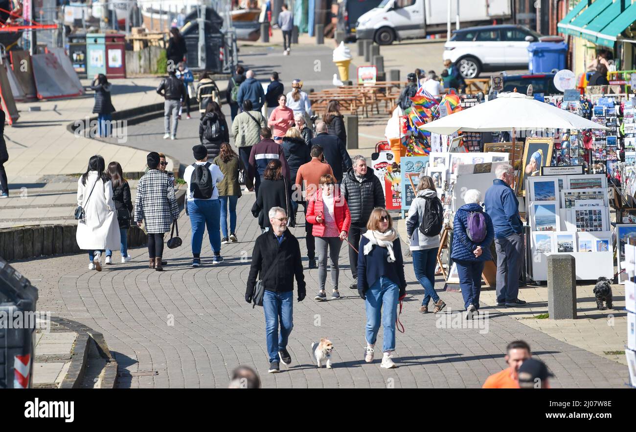 Brighton UK 17th Mars 2022 - les visiteurs apprécient le soleil de printemps sur le front de mer et la plage de Brighton comme le temps chaud est prévu pour la Grande-Bretagne au cours des prochains jours : Credit Simon Dack / Alay Live News Banque D'Images