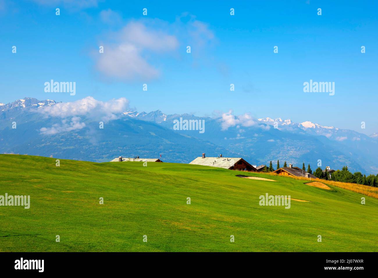 Parcours de golf de Crans sur Sierre trou 7 avec vue sur la montagne à Crans Montana, Valais, Suisse. *** Légende locale *** golf, terrain de golf, herbe, trou, ged Banque D'Images