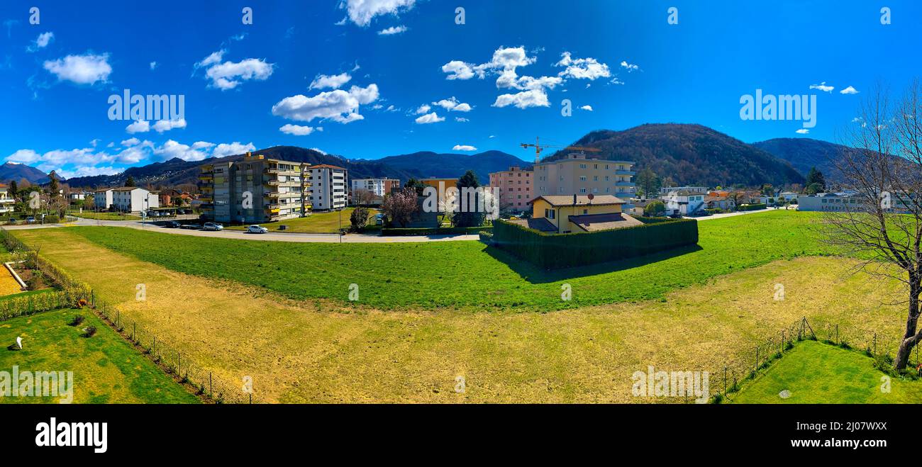 Vue panoramique sur la ville de Caslano avec la montagne en une journée ensoleillée au Tessin, Suisse. *** Légende locale *** paysage urbain,ville,village,ville,maison,buil Banque D'Images