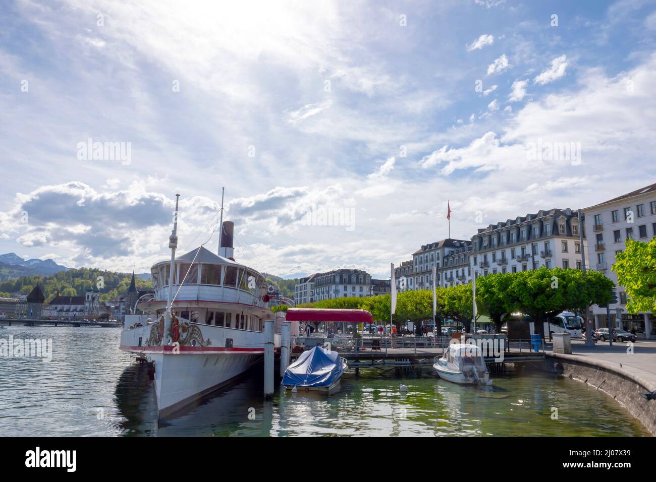 Navire de passagers et ville de Lucerne en Suisse. *** Légende locale *** paysage,passager,navire,ville,paysage,bateau,bateau,drapeau,suisse,partie Banque D'Images