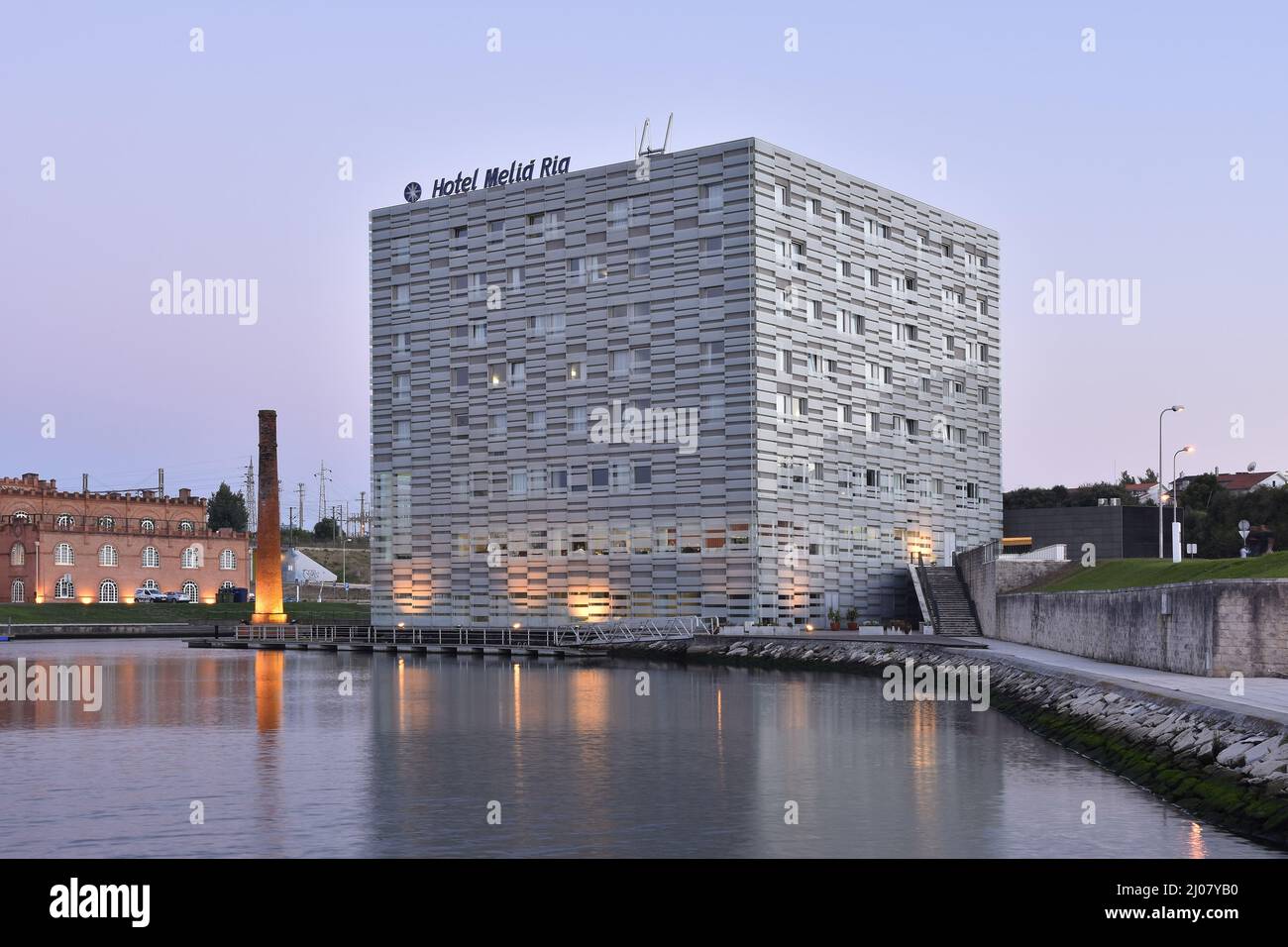 Hotel Melia Ria, bâtiment moderne extérieur au crépuscule près du Canal do COJO à Aveiro Portugal. Banque D'Images