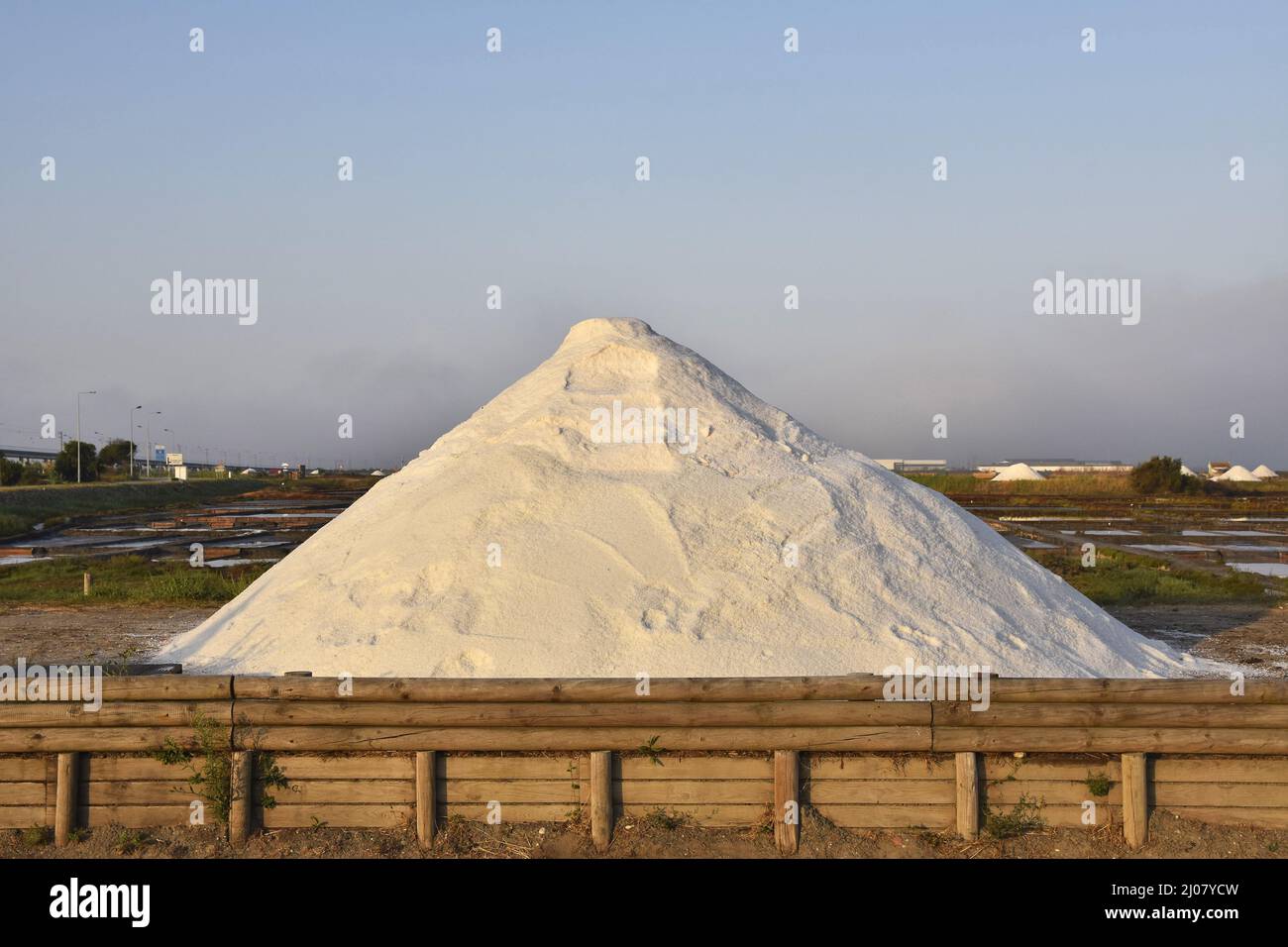 Grande pile de sel récoltée dans les étangs salins d'Aveiro Portugal. Banque D'Images