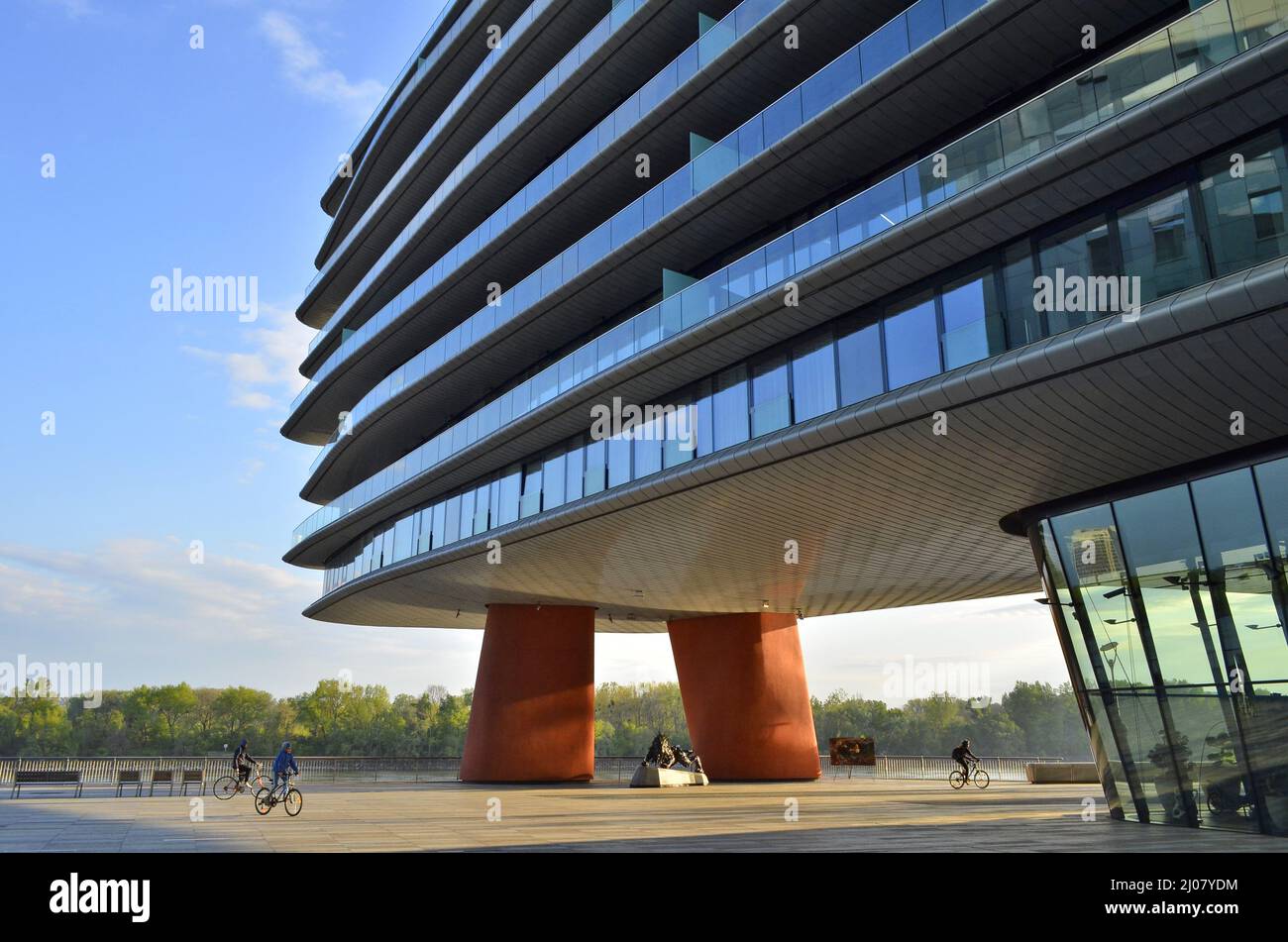 River House - aménagement résidentiel moderne sur la rive du Danube à Bratislava Slovaquie. Banque D'Images River House - aménagement résidentiel moderne sur la rive du Danube à Bratislava Slovaquie. Banque D'Images