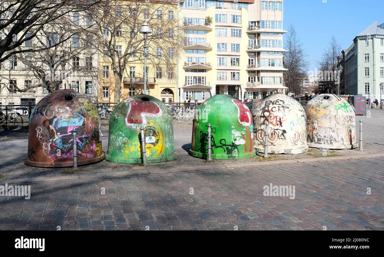 Berlin (Allemagne), le 14 mars 2022, une rangée de cinq conteneurs de verre à déchets pour verre blanc, verre vert et verre ambré à Kreuzberg à Admiralbrücke. Banque D'Images