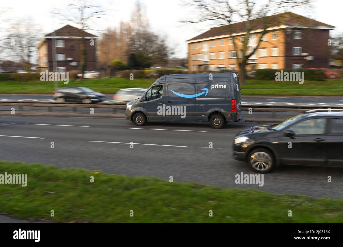 Amazon Premium livraison van conduite sur la route panoramique tourné avec le logo dans la ville de Southampton Royaume-Uni. Banque D'Images