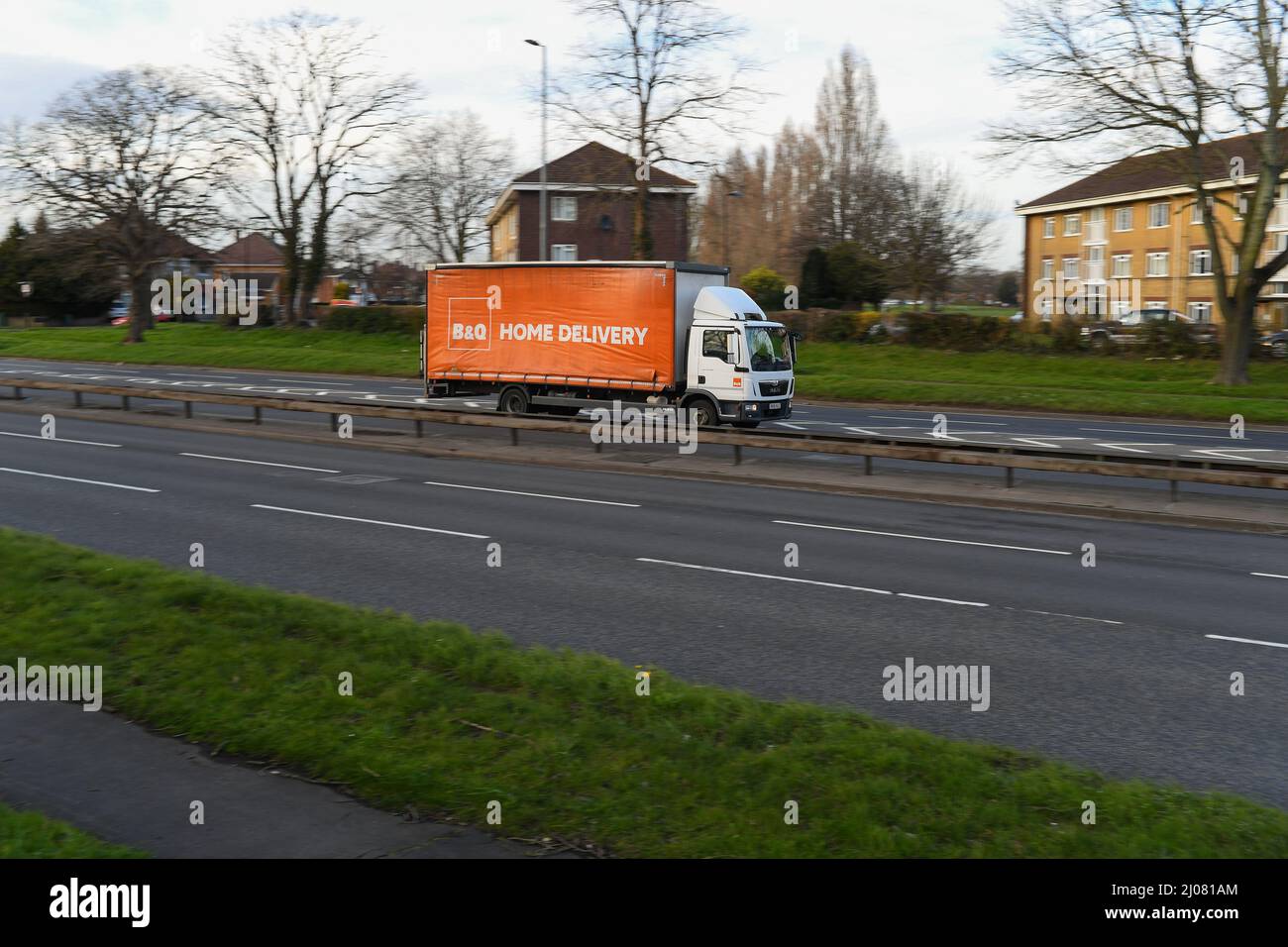 Camion de livraison à domicile B&Q roulant le long d'un double chariot sur les livraisons panoramique prises avec l'espace de copie. Banque D'Images