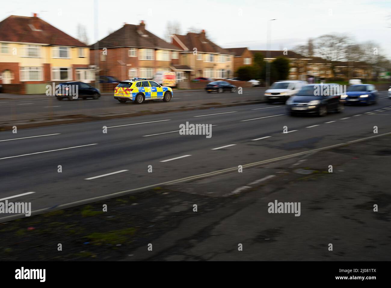 Hampshire voiture de police SUV VW Tiguan conduite le long de la route s'est pendu avec le mouvement sur le chemin d'un appel d'urgence avec des lumières bleues avec espace de copie. Banque D'Images