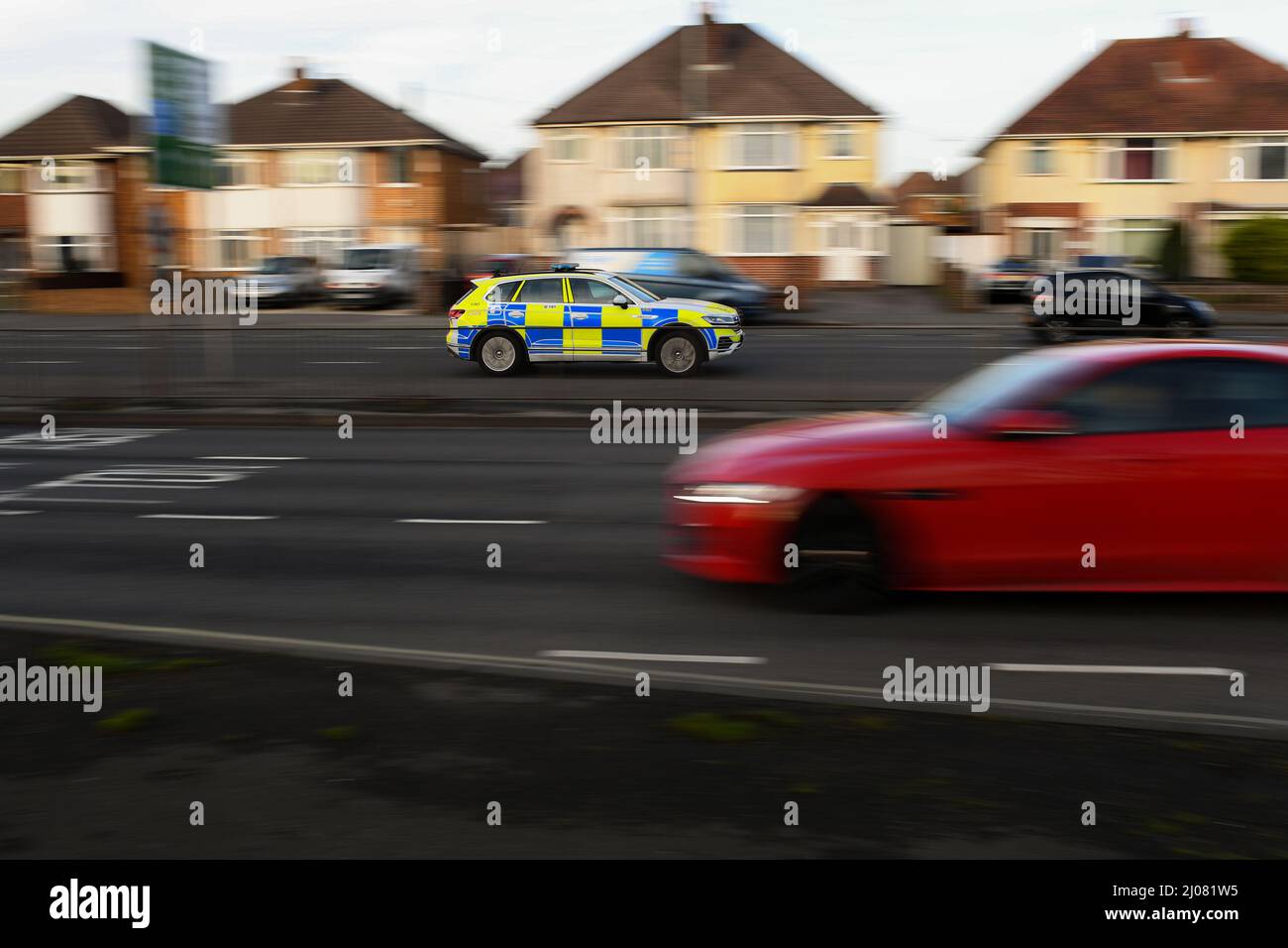 Hampshire voiture de police SUV VW Tiguan conduite le long de la route s'est pendu avec le mouvement sur le chemin d'un appel d'urgence avec des lumières bleues avec espace de copie. Banque D'Images