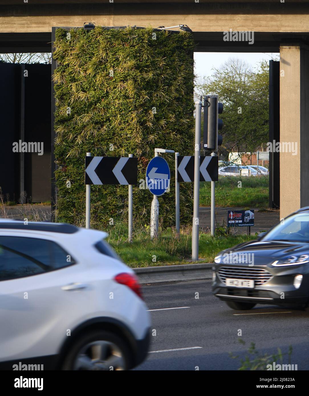 Mur vivant situé près du rond-point animé de Millbrook Southampton.le mur soutient la biodiversité et fournit l'habitat à différents animaux. Banque D'Images
