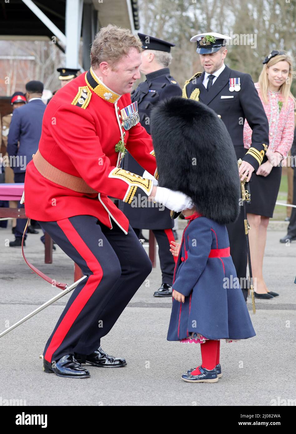 Le lieutenant-colonel Rob Money met un chapeau à barbe sur la tête de ...