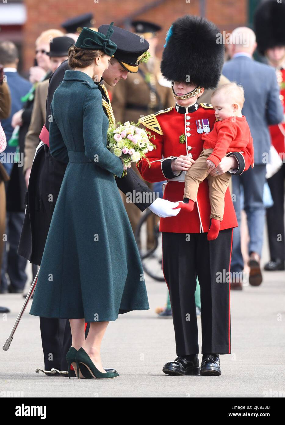 Aldershot, Royaume-Uni. 17th mars 2022. 17th mars 2022. Surrey, Royaume-Uni. Le duc de Cambridge, le colonel des gardes irlandais, et la duchesse de Cambridge visitent les gardes irlandais du bataillon 1st à la parade de la Saint-Patrick, caserne de Mons à Aldershot. Crédit : Doug Peters/Alamy Live News Banque D'Images