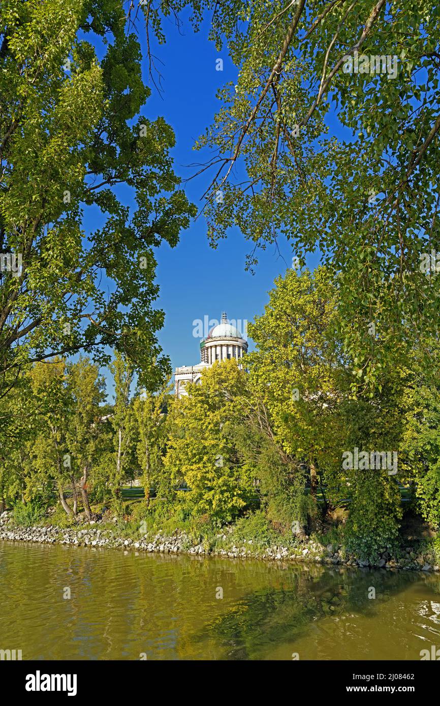 Parkanlage, Esztergomi Bazilika, Sankt-Adalbert-Kathedrale, Fluß, Kis Duna, Donauarm Banque D'Images