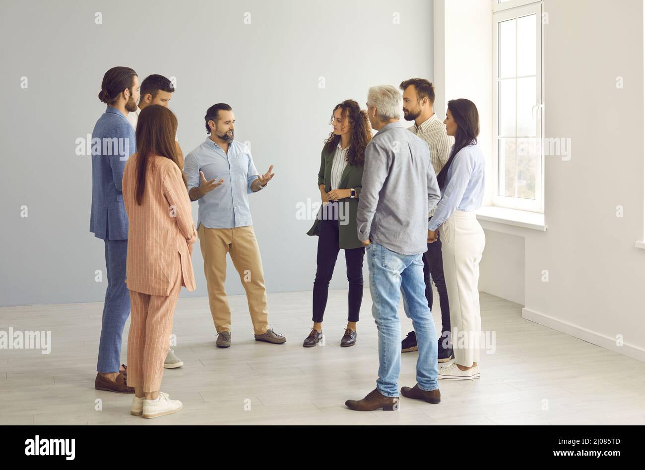 L'équipe commerciale créative communique et discute des idées pour le futur projet commercial. Banque D'Images