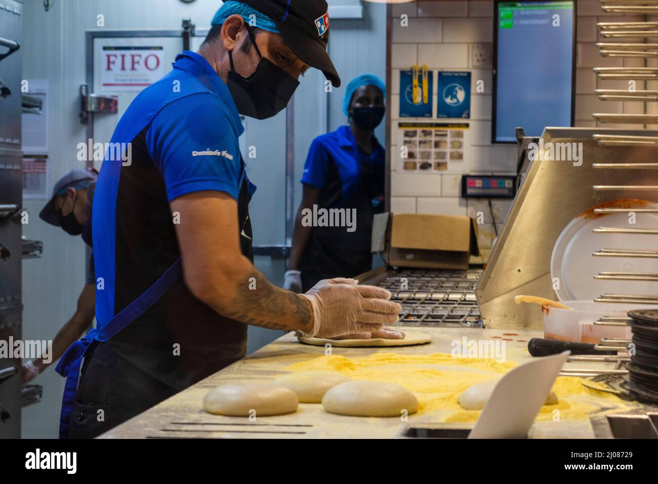 Dubaï, Émirats Arabes Unis - 03.12.2022 - travailleurs de la pizza Domino à l'Expo 2020 Banque D'Images