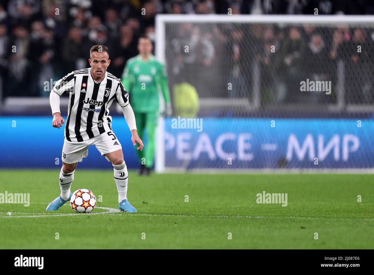 Turin, Italie. 16th mars 2022. Arthur du FC Juventus contrôle le ballon lors du match de la Ligue des champions de l'UEFA Round of Sixteen Leg Two entre le FC Juventus et le FC Villareal au stade Allianz le 16 mars 2022. Credit: Marco Canoniero / Alamy Live News Banque D'Images