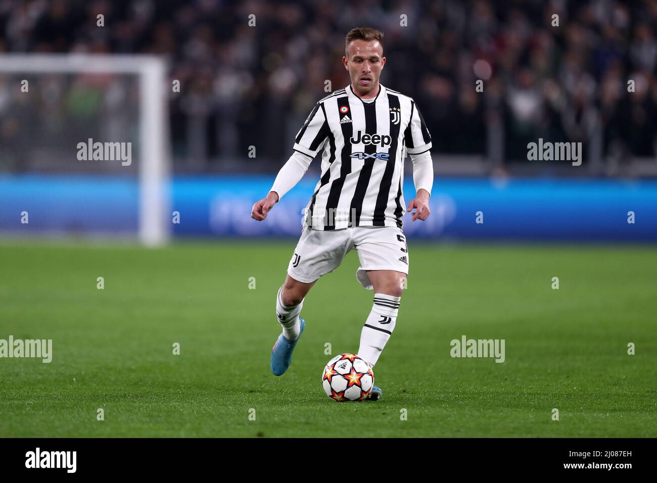 Turin, Italie. 16th mars 2022. Arthur du FC Juventus contrôle le ballon lors du match de la Ligue des champions de l'UEFA Round of Sixteen Leg Two entre le FC Juventus et le FC Villareal au stade Allianz le 16 mars 2022. Credit: Marco Canoniero / Alamy Live News Banque D'Images