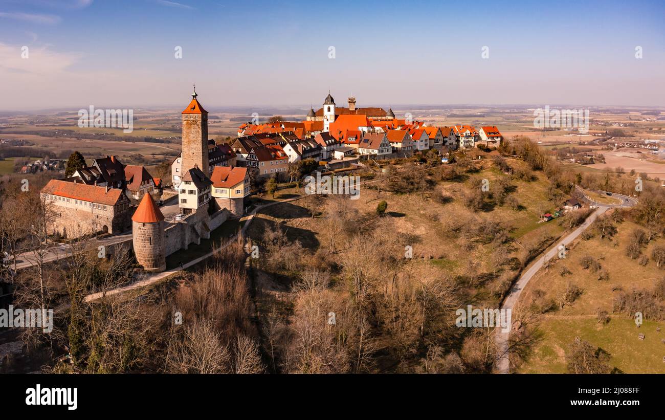 Pittoresque Waldenburg comme un balcon de Hohenlohe en hiver ensoleillé d'un point de vue de drone, Allemagne Banque D'Images