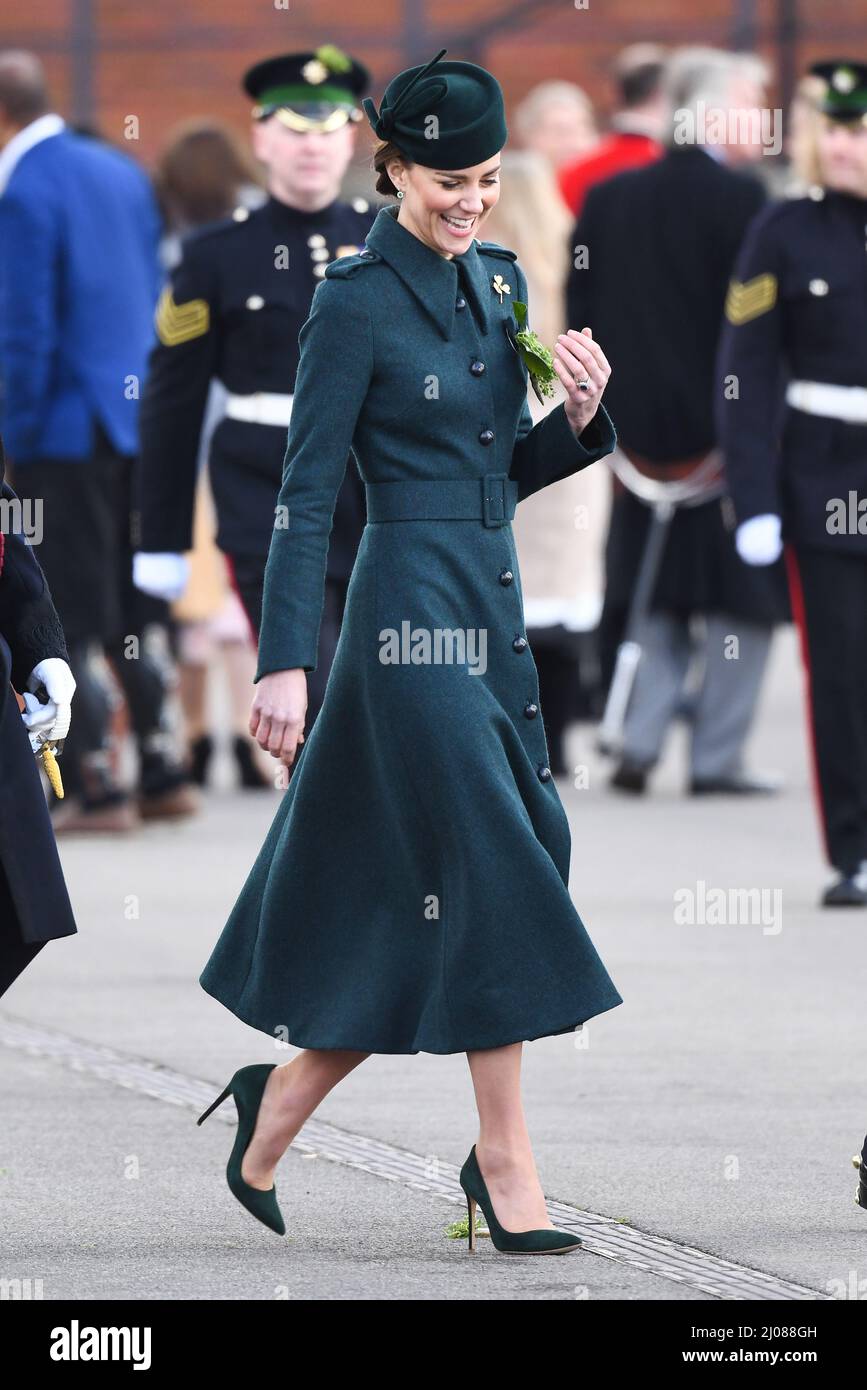 Aldershot, Royaume-Uni. 17th mars 2022. 17th mars 2022. Surrey, Royaume-Uni. Le duc de Cambridge, le colonel des gardes irlandais, et la duchesse de Cambridge visitent les gardes irlandais du bataillon 1st à la parade de la Saint-Patrick, caserne de Mons à Aldershot. Crédit : Doug Peters/Alamy Live News Banque D'Images