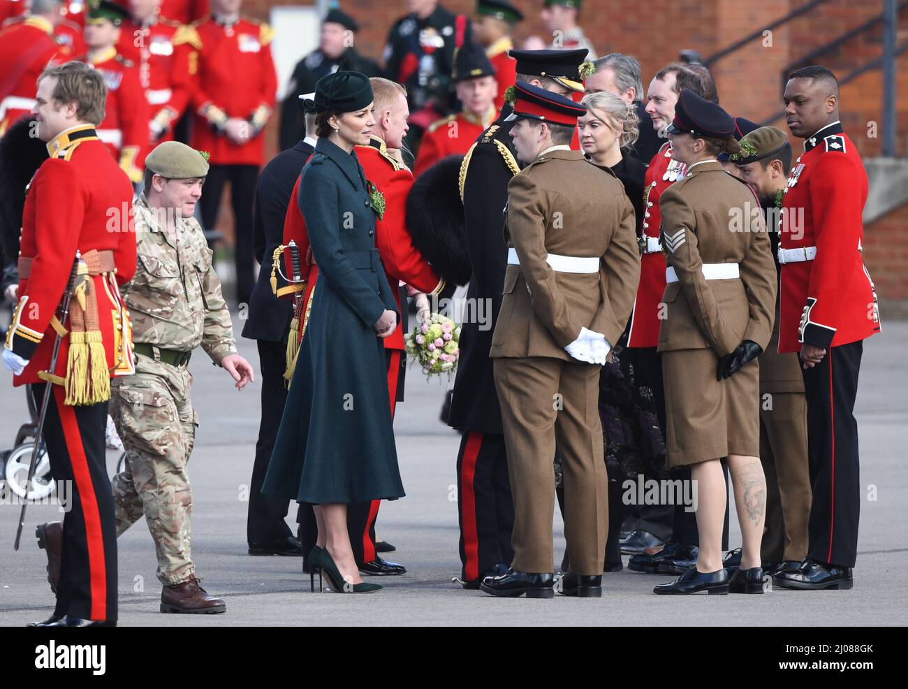 Aldershot, Royaume-Uni. 17th mars 2022. 17th mars 2022. Surrey, Royaume-Uni. Le duc de Cambridge, le colonel des gardes irlandais, et la duchesse de Cambridge visitent les gardes irlandais du bataillon 1st à la parade de la Saint-Patrick, caserne de Mons à Aldershot. Crédit : Doug Peters/Alamy Live News Banque D'Images