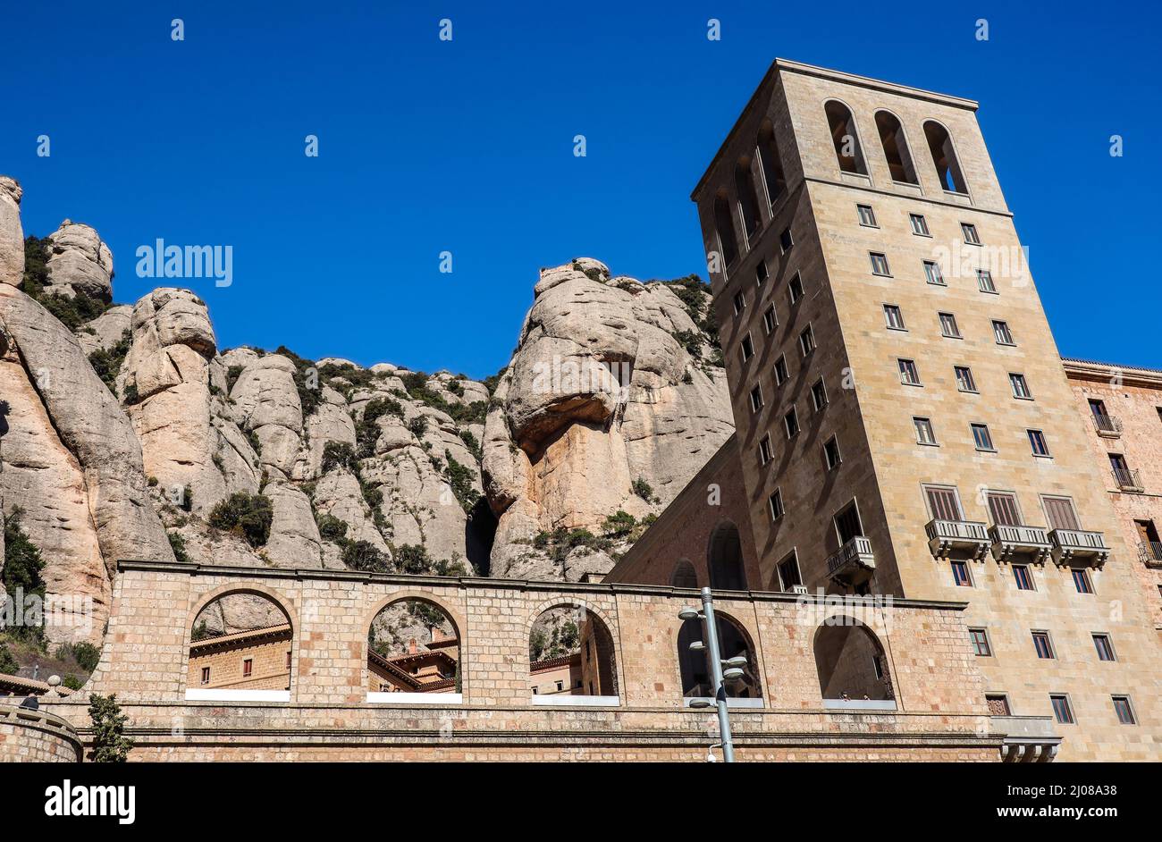 Abbaye de Santa Maria de Montserrat avec Mountain Rock et Blue Sky. Belle vue de la façade du bâtiment en Catalogne. Banque D'Images